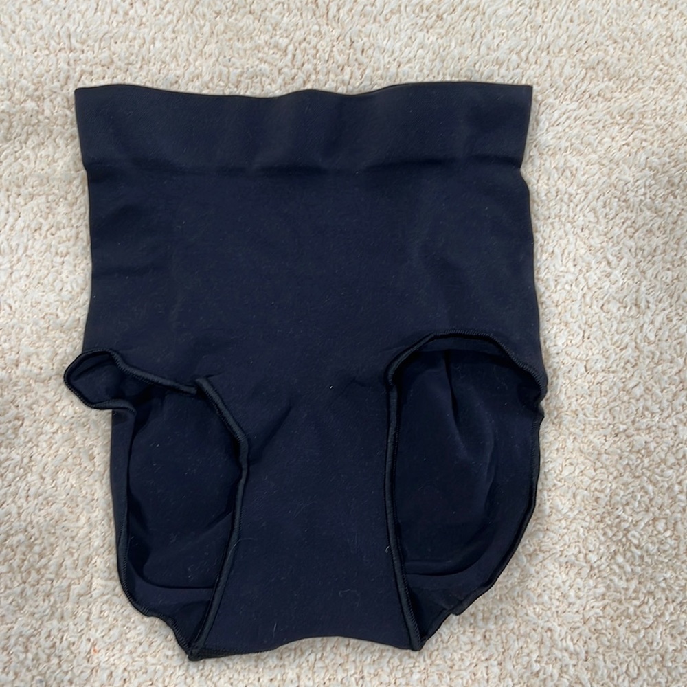 New Skims core control briefs. Size XXS/XS